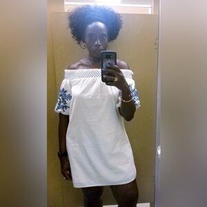 BeachLunchLounge Off-Shoulder White Embroidered Shift Dress - Large - EUC